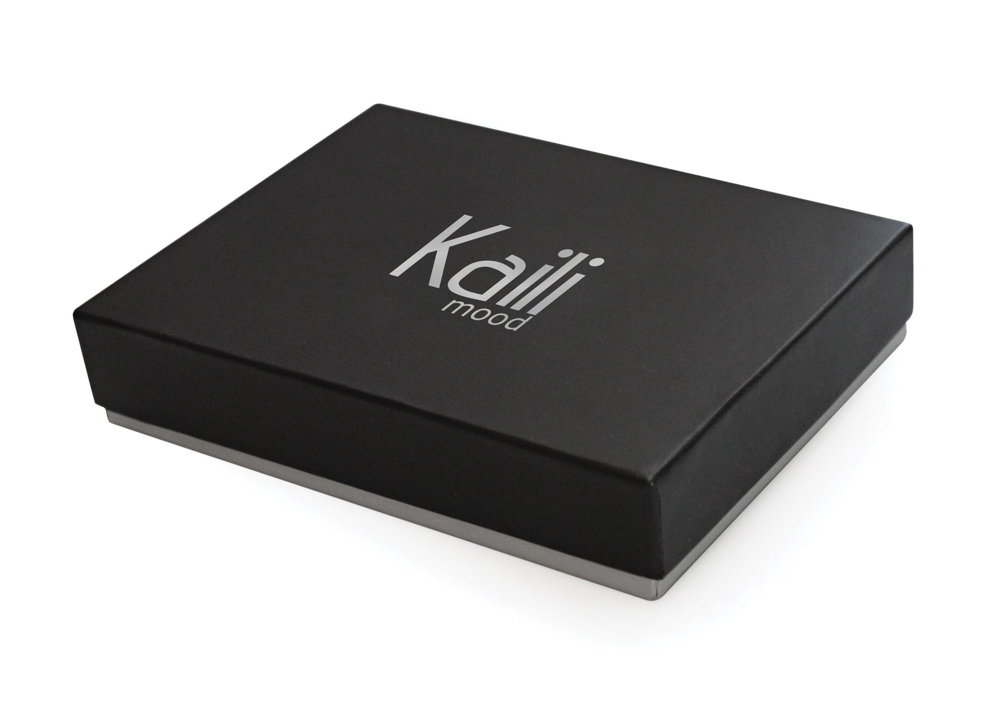 K11433AB | Portafogli Donna in Vera Pelle pieno fiore, con leggera grana. Colore Nero. Dimensioni da chiuso: cm 14 x 10,5 x 2,5. Confezione: Gift Box rigido fondo/coperchio-3